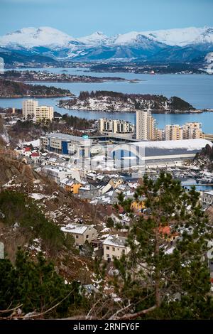 Vista invernale al tramonto su Ålesund da Fjellstua, Norvegia Foto Stock