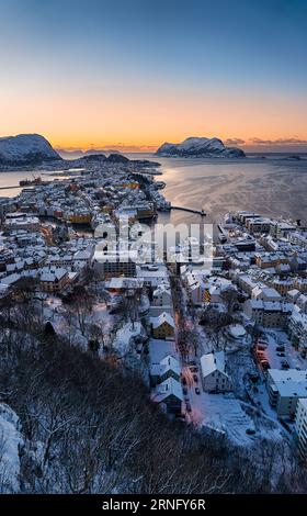 Vista invernale al tramonto su Ålesund da Fjellstua, Norvegia Foto Stock