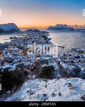 Vista invernale al tramonto su Ålesund da Fjellstua, Norvegia Foto Stock