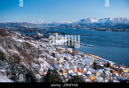 Vista invernale al tramonto su Ålesund da Fjellstua, Norvegia Foto Stock