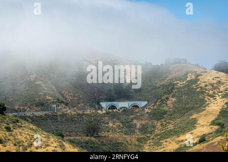 San Francisco, CA, USA - 12 luglio 2023: Vista panoramica con ingresso sud ed uscita al tunnel Robin Williams attraverso il ponte Golden Gate nella contea di Marin Foto Stock