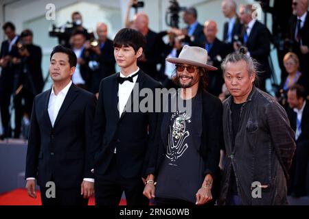 Filmfestspiele Venedig - Eröffnungszeremonie 160831 -- VENEZIA, 31 agosto 2016 -- il regista coreano Kim Ki-duk 1st R arriva al Red carpet per assistere alla cerimonia di apertura della 73 ^ Mostra del Cinema di Venezia, Italia, 31 agosto 2016. ITALY-VENICE-FILM FESTIVAL-OPEN JinxYu PUBLICATIONxNOTxINxCHN Foto Stock