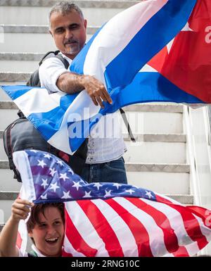 Start regulärer Linienflüge zwischen Kuba und den USA (160831) -- SANTA CLARA, 31 agosto 2016 -- i passeggeri del primo volo commerciale dagli Stati Uniti, posano per le foto con le bandiere nazionali di Cuba e degli Stati Uniti, all'aeroporto internazionale Abel Santamaria nella città cubana centrale di Santa Clara, 31 agosto 2016. Il primo volo commerciale diretto regolare dagli Stati Uniti è arrivato nella città cubana centrale di Santa Clara mercoledì mattina, segnando un nuovo importante passo nello scongelamento dei legami tra i nemici della Guerra fredda. CUBA-SANTA CLARA-STATI UNITI-VOLO-RIPRESA LIUXBIN PUBLICATIONXNOTXINC Foto Stock