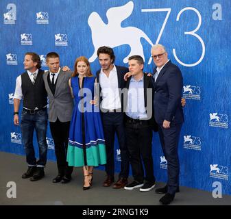 (160901) -- VENICE, Sept. 1, 2016 -- (from L to R) Producer Aaron Ryder, actor Jeremy Renner, actress Amy Adams, producers Shawn Levy, Dan Levine and David Linde attend the photocall for the movie Arrival in competition at the 73rd Venice Film Festival in Venice, Italy Sept. 1, 2016. ) (hy) ITALY-VENICE-FILM FESTIVAL-ARRIVAL-PHOTOCALL JinxYu PUBLICATIONxNOTxINxCHN   160901 Venice Sept 1 2016 from l to r Producer Aaron Ryder Actor Jeremy Renner actress Amy Adams Producers Shawn Levy Dan Levine and David Linde attend The photo call for The Movie Arrival in Competition AT The 73rd Venice Film Fes Stock Photo