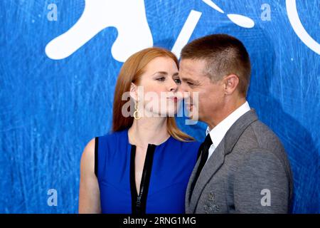 (160901) -- VENEZIA, 1 settembre 2016 -- l'attore Jeremy Renner (R) e l'attrice Amy Adams partecipano alla photocall per il film Arrival in concorso alla 73a Mostra del Cinema di Venezia, 1 settembre 2016. ) (hy) ITALY-VENICE-FILM FESTIVAL-ARRIVAL-PHOTOCALL JinxYu PUBLICATIONxNOTxINxCHN 160901 Venice Sept 1 2016 l'attore Jeremy Renner r e l'attrice Amy Adams partecipano al Photo Call for the Movie Arrival in Competition ALLA 73a Mostra del Cinema di Venezia Italy Sept 1 2016 Hy Italy Venice Film Festival Arrival Photo call JinxYu PUBLICATIONxNOTxINXCHN Foto Stock