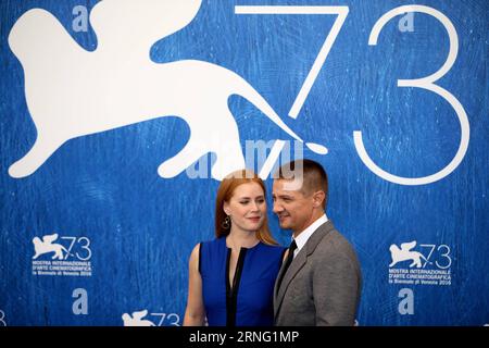 (160901) -- VENEZIA, 1 settembre 2016 -- l'attore Jeremy Renner (R) e l'attrice Amy Adams partecipano alla photocall per il film Arrival in concorso alla 73a Mostra del Cinema di Venezia, 1 settembre 2016. ) (hy) ITALY-VENICE-FILM FESTIVAL-ARRIVAL-PHOTOCALL JinxYu PUBLICATIONxNOTxINxCHN 160901 Venice Sept 1 2016 l'attore Jeremy Renner r e l'attrice Amy Adams partecipano al Photo Call for the Movie Arrival in Competition ALLA 73a Mostra del Cinema di Venezia Italy Sept 1 2016 Hy Italy Venice Film Festival Arrival Photo call JinxYu PUBLICATIONxNOTxINXCHN Foto Stock