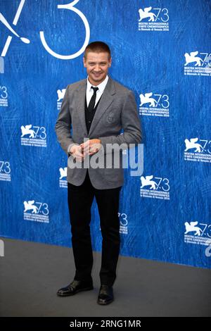 (160901) -- VENEZIA, 1 settembre 2016 -- l'attore Jeremy Renner partecipa al concorso fotografico per il film Arrival in concorso alla 73a Mostra del Cinema di Venezia, 1 settembre 2016. ) (hy) ITALY-VENICE-FILM FESTIVAL-ARRIVAL-PHOTOCALL JinxYu PUBLICATIONxNOTxINxCHN 160901 Venezia Sept 1 2016 l'attore Jeremy Renner partecipa al Photo Call per il Movie Arrival in Competition al 73° Festival di Venezia Italia Sept 1 2016 Hy Italy Venice Film Festival Arrival Photo Call JinxYu PUBLICAONxNOTxINxCHN Foto Stock