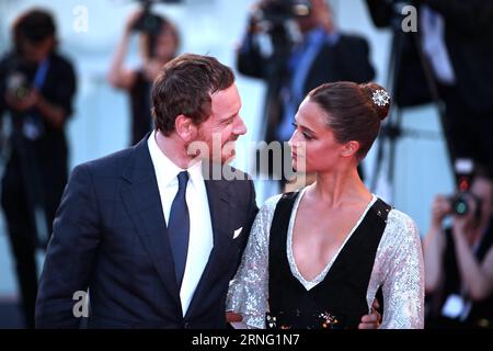 (160901) -- VENEZIA, 1 settembre 2016 -- l'attrice Alicia Vikander (R) e l'attore Michael Fassbender arrivano per la prima del film la luce tra gli oceani alla 73a Mostra del Cinema di Venezia, Italia, il 1 settembre 2016. ) ITALIA-VENEZIA-LA LUCE TRA 0CEANS-PREMIERE JinxYu PUBLICATIONxNOTxINxCHN 160901 Venezia 1 settembre 2016 l'attrice Alicia Vikander r e l'attore Michael Faßbender arrivano per la prima del film la luce tra gli oceani ALLA 73esima Mostra del Cinema di Venezia Italia IL 1 settembre 2016 Italia Venezia la luce tra la premiere JinxYu PUBLICATIONxNOTxINxCHN Foto Stock