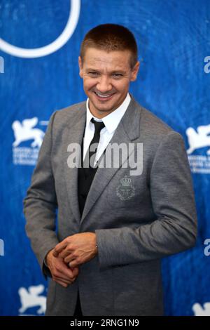 (160901) -- VENEZIA, 1 settembre 2016 -- l'attore Jeremy Renner partecipa al concorso fotografico per il film Arrival in concorso alla 73a Mostra del Cinema di Venezia, 1 settembre 2016. ) (hy) ITALY-VENICE-FILM FESTIVAL-ARRIVAL-PHOTOCALL JinxYu PUBLICATIONxNOTxINxCHN 160901 Venezia Sept 1 2016 l'attore Jeremy Renner partecipa al Photo Call per il Movie Arrival in Competition al 73° Festival di Venezia Italia Sept 1 2016 Hy Italy Venice Film Festival Arrival Photo Call JinxYu PUBLICAONxNOTxINxCHN Foto Stock