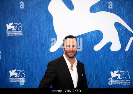 (160902) -- VENEZIA, 2 settembre 2016 -- il regista Tom Ford partecipa a una photocall per il film Nocturnal Animals in concorso alla 73a Mostra del Cinema di Venezia, Italia, il 2 settembre 2016. ) (lr) ITALY-VENICE-FILM FESTIVAL-NOCTURNAL ANIMALS-PHOTOCALL JinxYu PUBLICATIONxNOTxINxCHN 160902 Venezia 2 settembre 2016 il regista Tom Ford partecipa a un concorso fotografico per il Film Nocturnal Animals in Competition ALLA 73 Mostra del Cinema di Venezia in Italia IL 2 settembre 2016 LR Italy Venice Film Festival Nocturnal Animals Photo Call JinxYu PUBLICATIONxNOTxINXCHN Foto Stock