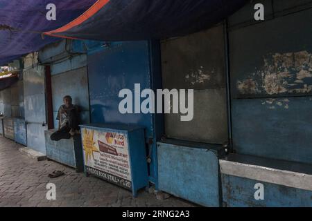 Streiks a Kalkutta, Indien (160902) -- CALCUTTA, 2 settembre 2016 -- un indiano siede di fronte a un mercato chiuso durante uno sciopero di un giorno a Calcutta, capitale dello stato indiano orientale del Bengala Occidentale, 2 settembre 2016. Milioni di lavoratori in tutti gli stati indiani venerdì hanno osservato uno sciopero di un giorno che richiedeva salari migliori e nuove riforme del lavoro. ) (Zjy) INDIA-CALCUTTA-STRIKE TumpaxMondal PUBLICATIONxNOTxINxCHN Strikes in Calcutta India 160902 Calcutta 2 settembre 2016 a Indian Man siede di fronte a un'area di mercato chiusa durante uno sciopero della durata di un giorno a Calcutta capitale dello Stato indiano orientale Bengala OCCIDENTALE 2 settembre 2016 Foto Stock