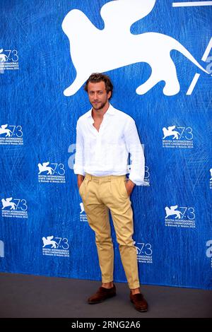 (160902) -- VENEZIA, 2 settembre 2016 -- il regista Francesco Carrozzini, figlio dell'editore di moda Franca Sozzani, partecipa a una photocall per il film Franca: Chaos and Creation in concorso alla 73 Mostra del Cinema di Venezia, il 2 settembre 2016. ) (LR) ITALY-VENICE-FILM FESTIVAL-FRANCA: CHAOS AND CREATION-PHOTOCALL JinxYu PUBLICATIONxNOTxINxCHN 160902 Venezia 2 settembre 2016 il regista Francesco Carrozzini Sun of Fashion Editor Franca Sozzani partecipa a un Photo call per il Film Franca Chaos and Creation in Competition al 73° Festival di Venezia IL 2 settembre 2016 LR Italy Venice Foto Stock