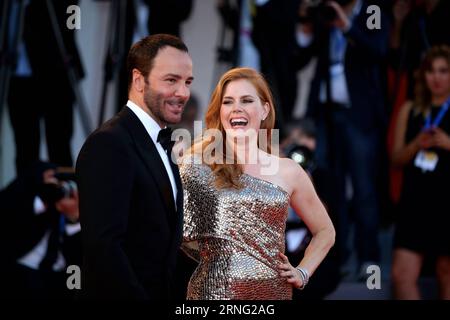 (160902) -- VENEZIA, 2 settembre 2016 -- il regista Tom Ford (L) e l'attrice Amy Adams arrivano per la prima del film Nocturnal Animals in concorso alla 73a Mostra del Cinema di Venezia, Italia, il 2 settembre 2016. ) ITALY-VENICE-FILM FESTIVAL-NOCTURNAL ANIMALS-PREMIERE JinxYu PUBLICATIONxNOTxINxCHN 160902 Venezia 2 settembre 2016 il regista Tom Ford l e l'attrice Amy Adams arrivano per la premiere del Movie Nocturnal Animals in Competition al 73° Festival del Cinema di Venezia a Venezia Italia IL 2 settembre 2016 Italy Venice Film Festival Nocturnal Animals Premiere JinxYu PUBLICATIONxNOTxINxCHN Foto Stock