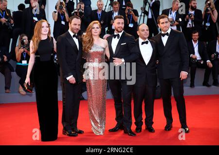 (160902) -- VENEZIA, 2 settembre 2016 -- (L-R) i membri del cast, l'attrice Ellie Bamber, il regista Tom Ford, l'attrice Amy Adams, l'attore Aaron Taylor Johnson, l'attore Jake Gyllenhaal (1st R) arrivano per la prima del film Nocturnal Animals in concorso al 73° Festival del Cinema di Venezia, Italia, il 2 settembre 2016. ) ITALY-VENICE-FILM FESTIVAL-NOCTURNAL ANIMALS-PREMIERE JinxYu PUBLICATIONxNOTxINxCHN 160902 Venice Sept 2 2016 l r Cast Members attrice Ellie Bamber regista Tom Ford attrice Amy Adams attore Aaron Taylor Johnson attore Jake Gyllenhaal 1 ° r arriva per la prima volta il Nocturn del film Foto Stock