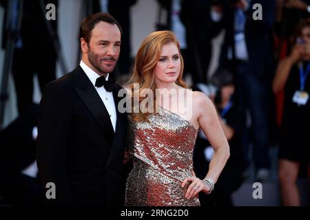 (160902) -- VENEZIA, 2 settembre 2016 -- il regista Tom Ford (L) e l'attrice Amy Adams arrivano per la prima del film Nocturnal Animals in concorso alla 73a Mostra del Cinema di Venezia, Italia, il 2 settembre 2016. ) ITALY-VENICE-FILM FESTIVAL-NOCTURNAL ANIMALS-PREMIERE JinxYu PUBLICATIONxNOTxINxCHN 160902 Venezia 2 settembre 2016 il regista Tom Ford l e l'attrice Amy Adams arrivano per la premiere del Movie Nocturnal Animals in Competition al 73° Festival del Cinema di Venezia a Venezia Italia IL 2 settembre 2016 Italy Venice Film Festival Nocturnal Animals Premiere JinxYu PUBLICATIONxNOTxINxCHN Foto Stock