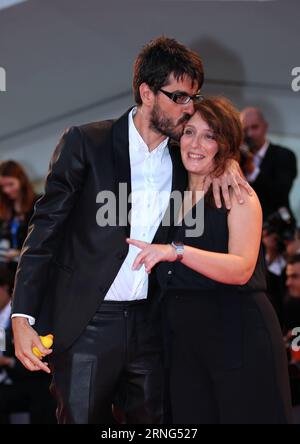 Filmfestspiele Venedig - Piuma Filmpremiere (160905) -- VENICE, Sept. 5, 2016 -- Director Roan Johnson (L) kisses Ottavia Madeddu as they arrive for the premiere of the movie Piuma at the 73rd Venice Film Festival in Venice, Italy, on Sept. 5, 2016. ) ITALY-VENICE-FILM FESTIVAL-PIUMA-PREMIERE JinxYu PUBLICATIONxNOTxINxCHN   Film Festival Venice Piuma Film premiere 160905 Venice Sept 5 2016 Director Roan Johnson l Kisses Ottavia  As They Arrive for The Premiere of The Movie Piuma AT The 73rd Venice Film Festival in Venice Italy ON Sept 5 2016 Italy Venice Film Festival Piuma Premiere JinxYu PUB Stock Photo