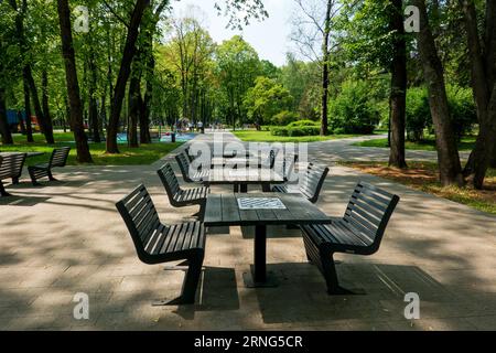 Mosca, Russia - 5 luglio 2023: Area del Parco della stazione del fiume Nord con tavoli da gioco a scacchi Foto Stock