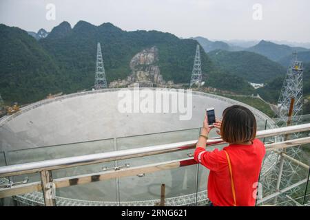 Riesiges Radioteleskop FAST in Pingtang, Cina (160907) -- PINGTANG, 7 settembre 2016 -- Una donna scatta foto del telescopio sferico di apertura di cinquecento metri (FAST) nella contea di Pingtang, nella provincia di Guizhou della Cina sud-occidentale, 7 settembre 2016. Il VELOCE, il più grande radiotelescopio del mondo, dovrebbe essere messo in funzione alla fine di settembre. Liu Xu) (wyl) CHINA-GUIZHOU-FAST-RADIO TELESCOPE (CN) LixXu PUBLICATIONxNOTxINxCHN enorme radiotelescopio quasi a Ping Tang Cina 160907 Ping Tang 7 settembre 2016 una donna scatta foto del cinquecento metri di apertura sferica Telescopio quasi a Ping Ta Foto Stock