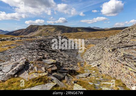 Guardando verso Cnicht, noto anche come il Cervino gallese dai livelli superiori della cava di Rhosydd Slate. Parc Cenedlaethol Eryri Foto Stock