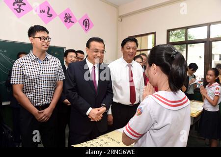 Il Premier cinese li Keqiang (2° L, fronte) visita la Lieutou Chinese School a Vientiane, Laos, 9 settembre 2016. ) (Wyl) LAOS-CHINA-li KEQIANG-SCHOOL-VISIT RaoxAimin PUBLICATIONxNOTxINxCHN Chinese Premier Left Keqiang 2nd l Front visits the Chinese School in Vientiane Laos settembre 9 2016 wyl Laos China Left Keqiang School Visit RaoxAimin PUBLICATIONxNOTxINxCHN Foto Stock
