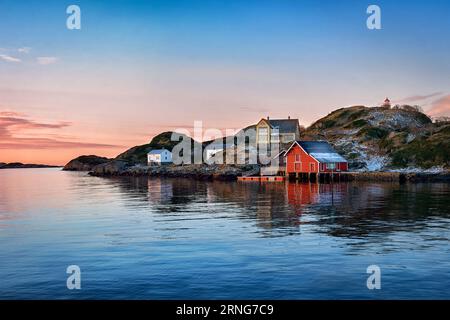 Tramonto nell'idilliaco villaggio di Morsundet a Harøya, Ålesund, Norvegia Foto Stock