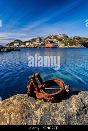 Tramonto nell'idilliaco villaggio di Morsundet a Harøya, Ålesund, Norvegia Foto Stock