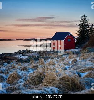 Tramonto nell'idilliaco villaggio di Morsundet a Harøya, Ålesund, Norvegia Foto Stock