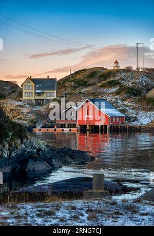 Tramonto nell'idilliaco villaggio di Morsundet a Harøya, Ålesund, Norvegia Foto Stock