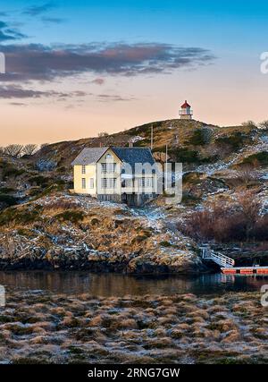 Tramonto nell'idilliaco villaggio di Morsundet a Harøya, Ålesund, Norvegia Foto Stock