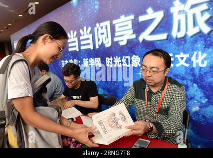 (160911) -- PECHINO, 11 settembre 2016 -- autore di fantascienza He Xi (1st R) firma copie del suo libro durante un evento di firma di libri al centro artistico della Biblioteca Nazionale Cinese a Pechino, capitale della Cina, 11 settembre 2016. Quasi 30 autori di fantascienza hanno partecipato all'evento. )(wsw) CHINA-BEIJING-SCIENCE-FICTION-BOOK SIGNING (CN) LixYibo PUBLICATIONxNOTxINxCHN 160911 Pechino 11 settembre 2016 autore di fantascienza He Xi 1st r firma copie del suo libro durante un evento di firma del libro PRESSO l'Art Center of National Library of China a Pechino capitale della Cina 11 settembre 2016 parrocchiani 30 Science F. Foto Stock