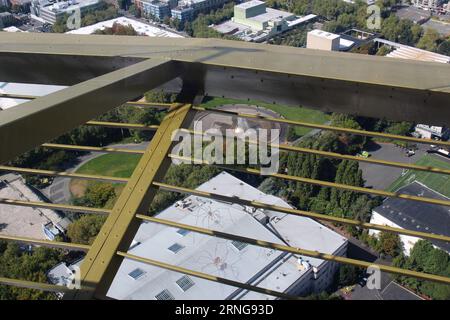 Guardando in basso l'armeria del Seattle Center, con grandi ragni dipinti sul tetto, e la fontana internazionale dalla terrazza panoramica della Spa Foto Stock