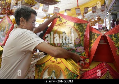 (160914) -- PHNOM PENH, 14 settembre 2016 -- Un uomo compra torte lunari a Phnom Penh, Cambogia, 14 settembre 2016. Con l'avvicinarsi del Mid-Autumn Festival, la vendita di torte lunari diventa popolare in molti negozi e supermercati di Phnom Penh. Il Mid-Autumn Festival, che cade il 15 settembre di quest'anno, è un tradizionale festival cinese per le riunioni di famiglia, durante il quale la gente potrà godersi la luna piena insieme e mangiare torte lunari. )(yk) CAMBODIA-PHNOM PENH-MID-AUTUMN FESTIVAL-MOONCAKES Phearum PUBLICATIONxNOTxINxCHN 160914 Phnom Penh 14 settembre 2016 un uomo compra le torte lunari a Phnom Penh Cambogia 14 settembre 2016 come il Mid A. Foto Stock