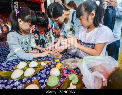 (160915) -- HANGZHOU, 15 settembre 2016 -- i turisti cercano di fare sculture di farina di riso durante il Mid-Autumn Festival a Tangqi, antica città di Hangzhou, nella provincia dello Zhejiang della Cina orientale, 15 settembre 2016. È un'usanza popolare per la gente del posto salutare il Festival di metà autunno realizzando sculture di farina di riso). (Zyd) CINA-HANGZHOU-METÀ AUTUNNO FESTIVAL-CUSTOM (CN) XuxYu PUBLICATIONxNOTxINxCHN 160915 Hangzhou 15 settembre 2016 i turisti cercano di realizzare sculture di farina di riso durante il Mid Autumn Festival a Tangqi antica città di Hangzhou nella provincia dello Zhejiang della Cina orientale 15 settembre 2016 È un Folk Custom per C locale Foto Stock