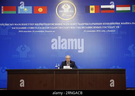 (160916) -- BISHKEK, 16 settembre 2016 -- Sergey Lebedev, presidente del Comitato esecutivo e segretario esecutivo della CSI, tiene una conferenza stampa in occasione della 25a sessione del Consiglio dei capi di Stato della Comunità degli Stati indipendenti (CSI) a Bishkek, Kirghizistan, il 16 settembre 2016. Un pacchetto di 16 documenti è stato firmato qui in occasione della 25a sessione del Consiglio dei capi di Stato della Comunità degli Stati indipendenti (CSI) di venerdì. Quattro dichiarazioni sull'antiterrorismo e su altre questioni sono state adottate anche al vertice di un giorno, ha detto Sergey Lebedev. ) KIRGHIZISTAN-BISHKEK-CIS-DOCUMENTS-SIGNED ROMANXGAINANOV PUBLICAT Foto Stock