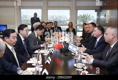 (160922) -- GERUSALEMME, 22 settembre 2016 -- Zhang Dejiang, presidente del Comitato permanente del Congresso Nazionale del popolo (NPC), colloqui con il presidente israeliano della Knesset (parlamento) Yuli Edelstein, a Gerusalemme, 20 settembre 2016. ) (zhs) ISRAELE-CINA-ZHANG DEJIANG-VISIT JuxPeng PUBLICATIONxNOTxINxCHN Gerusalemme 22 settembre 2016 Zhang Dejiang Presidente del Thing Committee of the National Celebrities S Congress NPC parla con il presidente del Parlamento israeliano della Knesset Yuli Gemstone a Gerusalemme 20 settembre 2016 zhs Israele Cina Zhang Dejiang visita JuxPeng PUBLICATIONXNOTxINXCHN Foto Stock