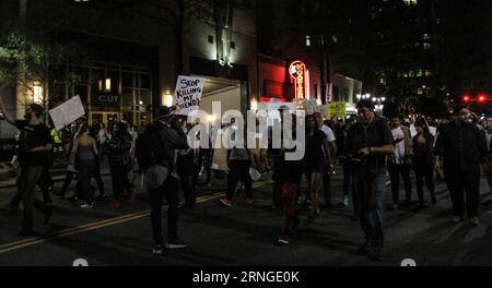 CHARLOTTE, 22 settembre 2016 -- la gente partecipa a una protesta a Charlotte, North Carolina, Stati Uniti, 22 settembre 2016. Un ordine di coprifuoco è stato emesso nella città americana di Charlotte giovedì sera mentre centinaia di manifestanti hanno marciato in modo relativamente pacifico attraverso il centro per protestare contro la fatale sparatoria della polizia a un uomo nero per la terza notte. ) (Zcc) U.S.-CHARLOTTE-SHOOTING-PROTESTA LuxJiafei PUBLICATIONxNOTxINxCHN Charlotte 22 settembre 2016 celebrità prendono parte a una protesta a Charlotte Carolina del Nord Stati Uniti 22 settembre 2016 un ordine di coprifuoco che ha emesso nella città di Charlotte negli Stati Uniti giovedì Ni Foto Stock