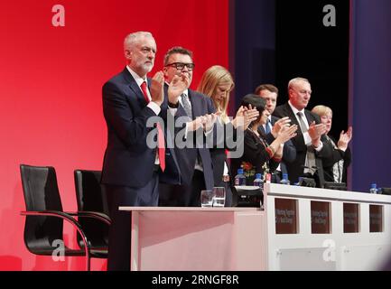 (160926) -- LIVERPOOL, 25 settembre 2016 -- Jeremy Corbyn (1st L), il leader del partito laburista rende omaggio a Jo Cox alla conferenza annuale del partito laburista 2016 a Liverpool, in Britian, il 25 settembre 2016. La Conferenza annuale del Partito Laburista 2016 si terrà a Liverpool dal 25 al 28 settembre. ) (lrz) CONFERENZA ANNUALE DEL PARTITO LABURISTA BRITANNICO-LIVERPOOL-2016-JO COX HanxYan PUBLICATIONxNOTxINxCHN Liverpool settembre 25 2016 Jeremy Corbyn 1° l il leader del partito laburista paga omaggio a Jo Cox ALLA Conferenza annuale del partito laburista 2016 a Liverpool, Britian, settembre 25 2016, la conferenza annuale del partito laburista Foto Stock