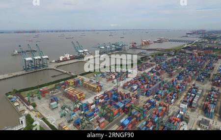 (160926) -- SHANGHAI, 26 settembre 2016 -- questa foto aerea scattata il 21 settembre 2016 mostra la zona di libero scambio pilota della Cina (Shanghai) a Shanghai, Cina orientale. Il 29 settembre segnerà il terzo anniversario della fondazione della zona di libero scambio pilota della Cina (Shanghai). ) (Zwx) CHINA-SHANGHAI-PILOT FREE TRADE ZONE-ANNIVERSARY(CN) DingxTing PUBLICATIONxNOTxINxCHN Shanghai Sept 26 2016 questa foto aerea scattata IL 21 settembre 2016 mostra la China Shanghai Pilot Free Trade zone a Shanghai East China Sept 29 segnerà il terzo anniversario della fondazione della China Shanghai Pilot Free Trade zone zwx China Shanghai senza pilota Foto Stock