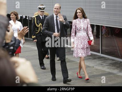 (160926) -- VANCOUVER, 26 settembre 2016 -- Gran Bretagna S Prince William (L, fronte), The Duke of Cambridge, and Kate (R, fronte), The Duchess of Cambridge, pass by the Crowd in Vancouver, Canada, 25 settembre 2016. Il principe William e sua moglie Kate, il duca e la duchessa di Cambridge, visitarono Vancouver durante il loro secondo tour di un giorno nella Columbia Britannica. Questa è la seconda volta che il principe William visita Vancouver dal 1998. ) (zw) CANADA-VANCOUVER-BRITAIN-PRINCE WILLIAM-VISIT LiangxSen PUBLICATIONxNOTxINxCHN Vancouver settembre 26 2016 Gran Bretagna Principe William l Front The Duke of Cambridge e Kate r p. Foto Stock