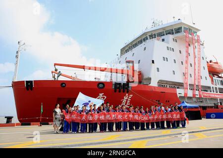 (160926) -- SHANGHAI, 26 settembre 2016 -- gli studenti salutano la squadra cinese di spedizione artica a Shanghai, Cina orientale, 26 settembre 2016. La settima spedizione cinese artica con il rompighiaccio cinese Xuelong è tornata alla sua base di ricerca a Shanghai lunedì dopo una missione di 78 giorni. ) (Ry) CINA-SHANGHAI-ARCTIC EXPEDITION TEAM-RETURN (CN) ZhangxJiansong PUBLICATIONxNOTxINxCHN Shanghai Sept 26 2016 gli studenti salutano il Chinese Arctic Expedition Team a Shanghai East China Sept 26 2016 La China'S Seventh Arctic Expedition using the Chinese Icebreaker XUELONG RETURN to the Research base in Shanghai ON M. Foto Stock