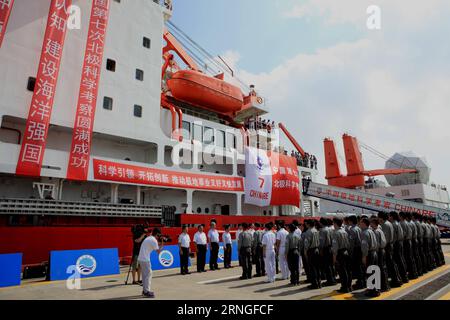 (160926) -- SHANGHAI, 26 settembre 2016 -- si tiene una cerimonia di benvenuto per salutare la squadra cinese di spedizione artica a Shanghai, Cina orientale, 26 settembre 2016. La settima spedizione cinese artica con il rompighiaccio cinese Xuelong è tornata alla sua base di ricerca a Shanghai lunedì dopo una missione di 78 giorni. ) (Ry) SQUADRA DI SPEDIZIONE CINA-SHANGHAI-ARTICO (CN) ZhangxJiansong PUBLICATIONxNOTxINxCHN Shanghai settembre 26 2016 una cerimonia di benvenuto È eroe per salutare il team di spedizione artica cinese a Shanghai Cina orientale settembre 26 2016 La settima spedizione artica cinese utilizzando il rompighiaccio cinese XUELONG Retu Foto Stock