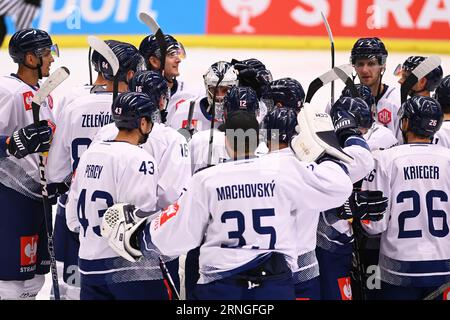 Ostrava, Repubblica Ceca. 1 settembre 2023. I giocatori di hockey del Vitkovice Ridera celebrano la vittoria dopo la partita di hockey su ghiaccio della Champions League: HC Vitkovice Ridera vs EHC Red Bull Monaco (Germania) a Ostrava, Repubblica Ceca, 1° settembre 2023. Crediti: Jaroslav Ozana/CTK Photo/Alamy Live News Foto Stock