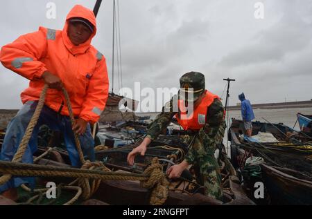 (160927) -- FUQING, 27 settembre 2016 -- i poliziotti aiutano i pescatori locali a rafforzare le barche da pesca presso il molo di Dongbi Island of Longtian Township a Fuqing, provincia del Fujian della Cina sudorientale, 27 settembre 2016. Megi, il diciassettesimo tifone di quest'anno, dovrebbe spostarsi sulla costa meridionale del Fujian mercoledì mattina dopo essere sbarcato nella costa orientale di Taiwan martedì pomeriggio. ) (mp) CHINA-FUJIAN-TYPHOON MEGI (CN) SongxWeiwei PUBLICATIONxNOTxINxCHN Fuqing settembre 27 2016 i poliziotti aiutano i pescatori locali a rafforzare le barche da pesca PRESSO il molo islandese di Tian Long Township a Fuqing South East Chin Foto Stock