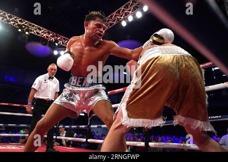 Ben Marksby (sinistra) in azione contro Jordan Ellison nell'incontro super leggero al Toughsheet Community Stadium di Bolton. Data immagine: Venerdì 1 settembre 2023. Foto Stock