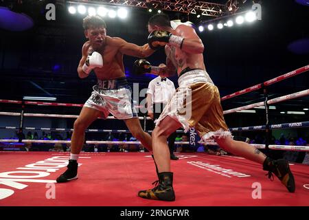 Ben Marksby (sinistra) in azione contro Jordan Ellison nell'incontro super leggero al Toughsheet Community Stadium di Bolton. Data immagine: Venerdì 1 settembre 2023. Foto Stock