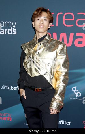 27 agosto 2023, Century City, CA, USA: LOS ANGELES - agosto 27: Alan Chikin Chow ai 2023 Streamy Awards - arrivi al Century Plaza Hotel il 27 agosto 2023 a Century City, CA (immagine di credito: © Kay Blake/ZUMA Press Wire) SOLO USO EDITORIALE! Non per USO commerciale! Foto Stock