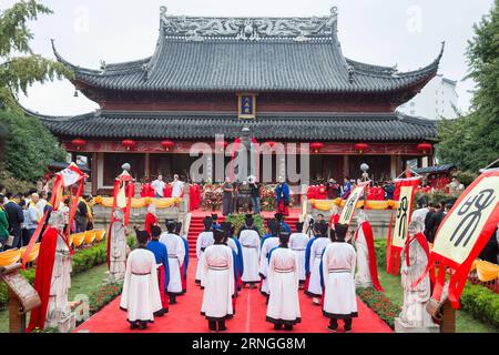 (160928) -- NANCHINO, 28 settembre 2016 -- persone vestite in costume tradizionale cinese si esibiscono in una cerimonia per celebrare il 2567° compleanno di Confucio, a Nanchino, capitale della provincia di Jiangsu della Cina orientale, 28 settembre 2016. Confucio, un grande pensatore e filosofo cinese, festeggia qui il suo compleanno in tutto il paese mercoledì.) (Cxy) CINA-CONFUCIO-COMPLEANNO (CN) SuxYang PUBLICATIONxNOTxINxCHN Nanjing settembre 28 2016 celebrità vestite in costume tradizionale cinese si esibiscono IN una cerimonia per celebrare il compleanno di Confucio a Nanchino capitale della provincia di Jiangsu della Cina orientale settembre 28 2016 Foto Stock