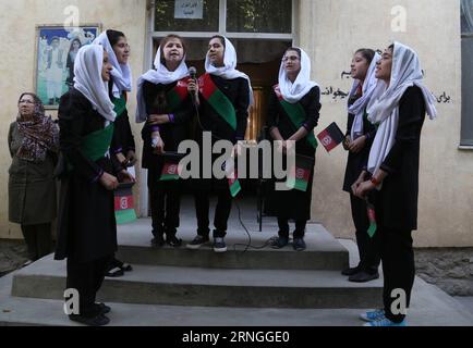 (160928) -- KABUL, 28 settembre 2016 -- studentesse afghane cantano inno nazionale prima di andare alle loro lezioni alla Surya High School di Kabul, Afghanistan, il 28 settembre 2016. )(yk) AFGHANISTAN-KABUL-GIRLS SCHOOL RahmatxAlizadah PUBLICATIONxNOTxINxCHN Kabul Sept 28 2016 Afghan Girl Students canta INNO nazionale prima di andare alle loro classi ALLA Surya High School di Kabul Afghanistan IL 28 2016 settembre YK Afghanistan Kabul Girls School RahmatxAlizadah PUBLICATIONxNOTxINxCHN Foto Stock