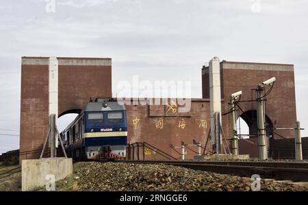 (160928) -- URUMQI, 28 settembre 2016 -- Un treno passa attraverso il sistema di ispezione H986 presso il passo di Alataw nella regione autonoma di Xinjiang Uygur della Cina nord-occidentale, 29 luglio 2016. La regione autonoma uygur dello Xinjiang occidentale della Cina sta diventando più connessa con la comunità internazionale dopo l'attuazione della cintura economica della via della seta. Il volume degli scambi commerciali al passo di Alataw, il più grande porto terrestre della regione al confine con il Kazakistan, ha raggiunto i 25 milioni di tonnellate nel 2014, dopo una crescita media annua del 27% dal 1991. ) (Zkr) CHINA-XINJIANG-ALATAW PASS(CN) ZhaoxGe PUBLICATIONxNOTxINxCHN Urumq Foto Stock