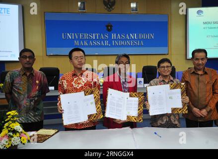 (160929) -- MAKASSAR, 29 settembre 2016 -- Presidente Direttore di ZTE Indonesia Mei Zhonghua (2nd L), Vice Cancelliere per l'innovazione e i partenariati dell'Università Hasanuddin Prof. Budu (C) e Basuki Yusuf Iskandar (2nd R), capo del dipartimento per la ricerca e lo sviluppo delle risorse umane del ministero indonesiano delle tecnologie dell’informazione e delle comunicazioni (TIC), ha presentato una candidatura durante l’evento di firma del memorandum d’intesa (MOU) riguardante il Centro per l’innovazione dei talenti TIC e la formazione in borse di studio TIC tra ZTE Indonesia e l’Università Hasanuddin a Makassar, nel sud di Sulawesi, Indonesia, settembre 29, 2016. )( Foto Stock